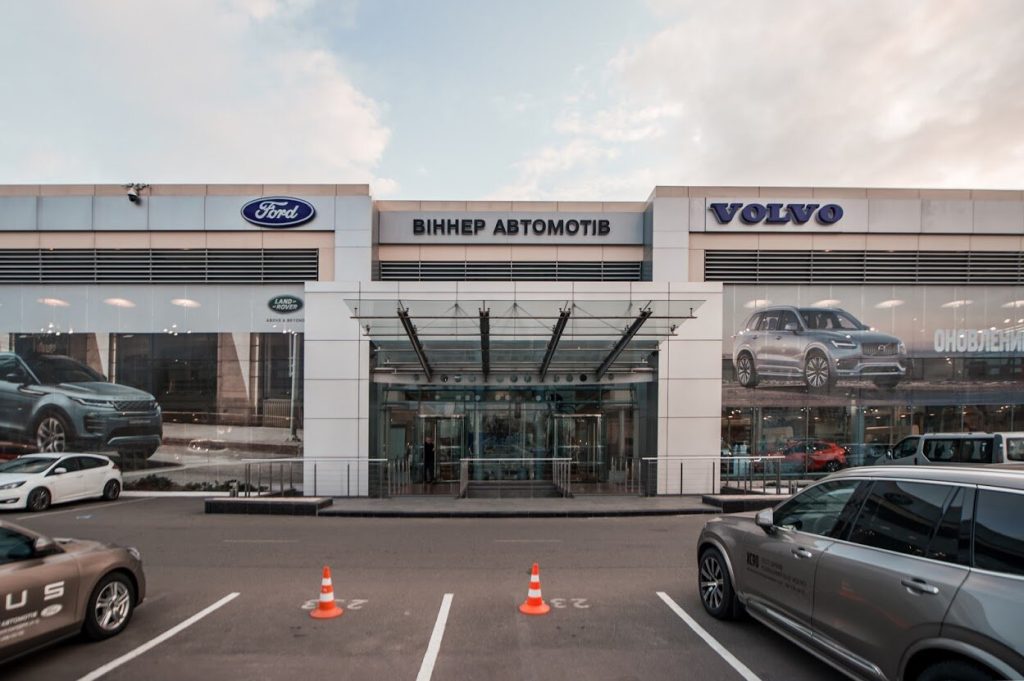 Нові автомобілі в автосалоні в Україні у грудні 2025 року