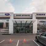 Нові автомобілі в автосалоні в Україні у грудні 2025 року