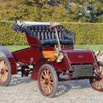 Ранній автомобіль початку XX століття на вулиці міста, 1903 рік