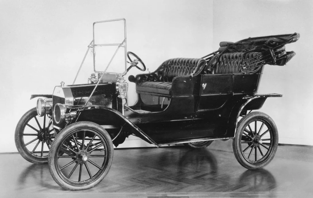 Ford Model T 1909 року — ранній масовий автомобіль початку XX століття