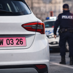 Рожевий тимчасовий номерний знак WW на французькому автомобілі з датою дії у 2026 році