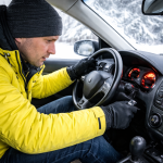 Водій намагається завести автомобіль взимку, двигун крутить але не запускається