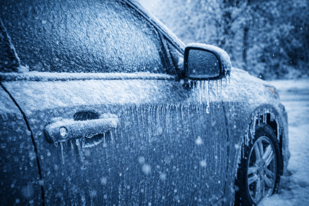 Автомобіль вкритий льодом після дощу і морозу — обледеніння кузова, дверей і скла взимку