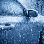 Автомобіль вкритий льодом після дощу і морозу — обледеніння кузова, дверей і скла взимку