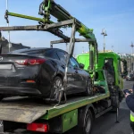 Евакуатор забирає автомобіль за неправильне паркування біля вокзалу в Києві
