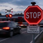 Знак STOP з підсвічуванням, який реагує на швидкість автомобіля біля залізничного переїзду