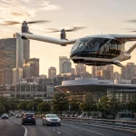 Літаюче електричне таксі VTOL над містом на тлі автомобільної дороги