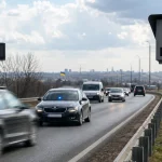 Камера контролю швидкості та автомобіль «Фантом» на дорозі в Україні