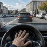 Водій натискає на клаксон через повільний автомобіль попереду
