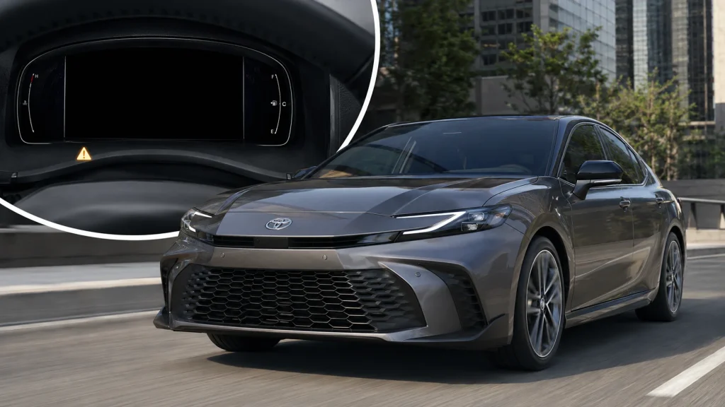 Toyota Camry 2025–2026 на дорозі та чорний екран цифрової панелі приладів