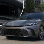 Toyota Camry 2025–2026 на дорозі та чорний екран цифрової панелі приладів