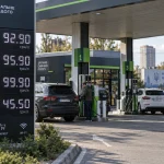 Сучасна АЗС в Україні з ціновим табло, на якому дизельне пальне коштує 99,90 грн за літр. Ілюстративне зображення.