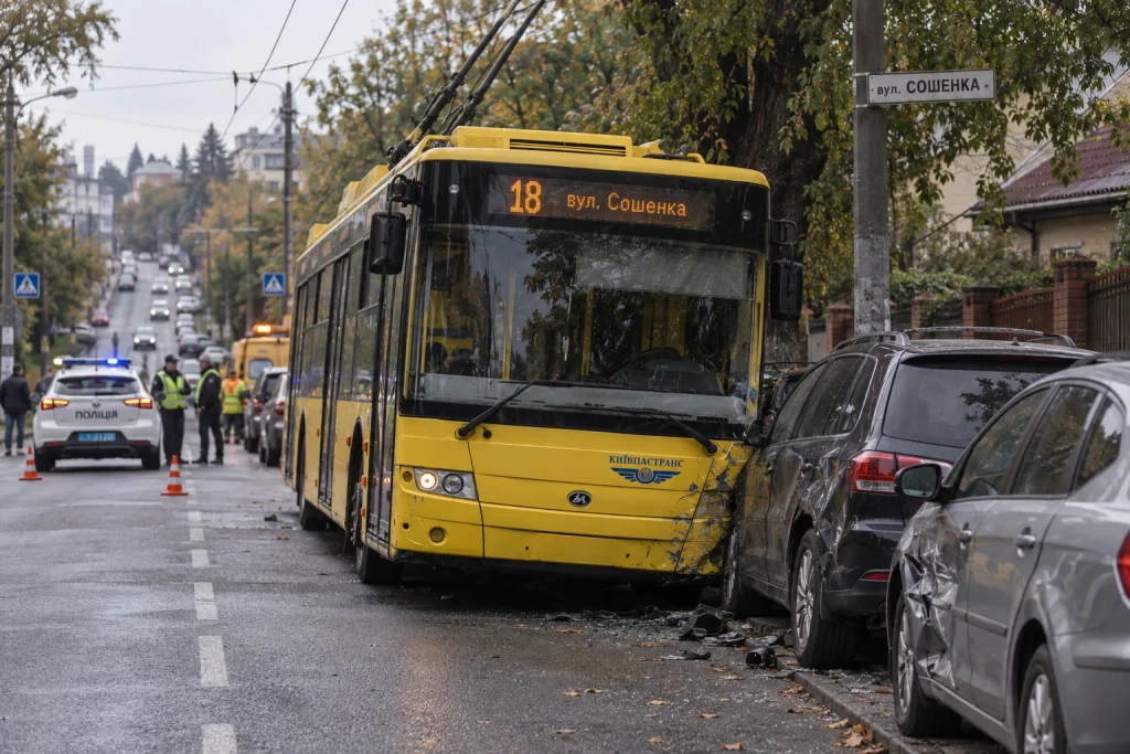 Тролейбус №18 на вулиці Сошенка пошкодив припарковані автомобілі