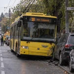 Тролейбус №18 на вулиці Сошенка пошкодив припарковані автомобілі