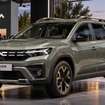 Новий кросовер Dacia Striker 2026 на Паризькому автосалоні — автомобіль у сіро-зеленому кольорі.