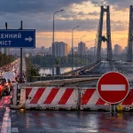 Перекритий Південний міст у Києві після атак і затори на під’їздах