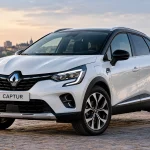 Білий Renault Captur E-Tech Plug-in Hybrid 2020 року з чорним дахом на набережній європейського міста, вигляд спереду та збоку.