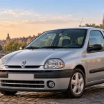 Renault Clio II 2000 року — сріблястий тридверний хетчбек на вулиці європейського міста.