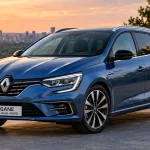 Синій Renault Mégane E-Tech Plug-in Hybrid 2020 у кузові універсал на зарядній станції, вигляд спереду та збоку.